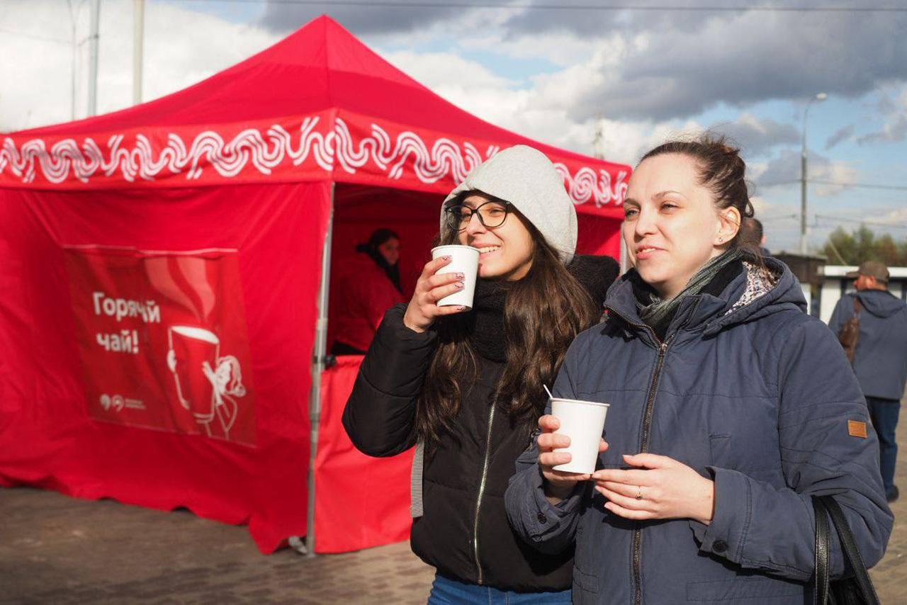 Пассажиров начали бесплатно угощать сладостями у закрытых станций метро