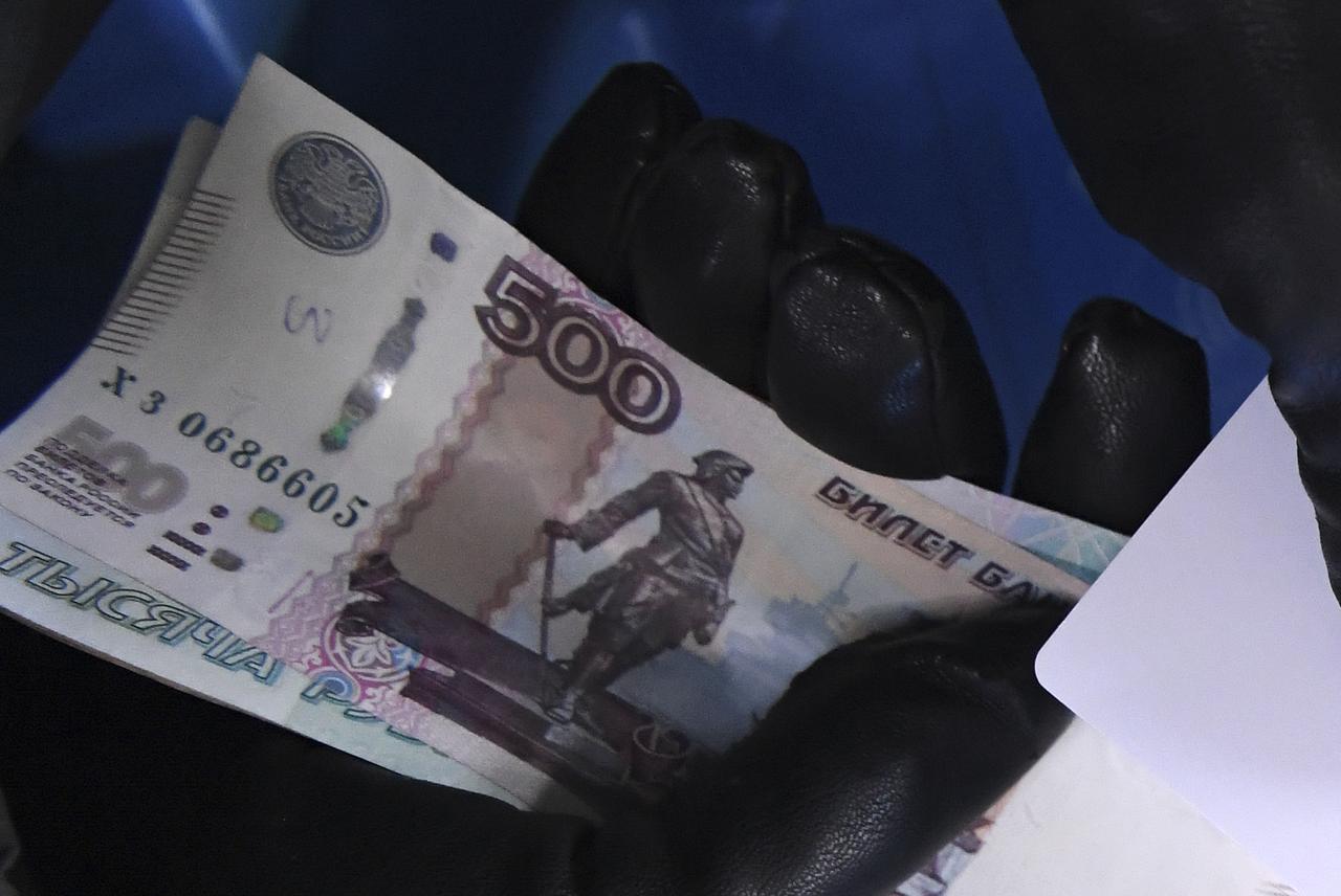 Мошенник прикинулся беженцем и выманил у россиянки 300 тысяч рублей