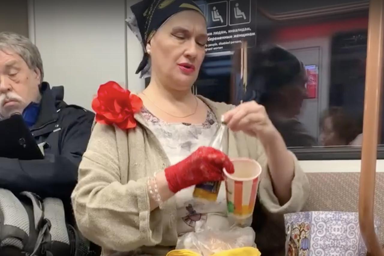 Очевидцы встретили в московском метро «мадам Зюзю»