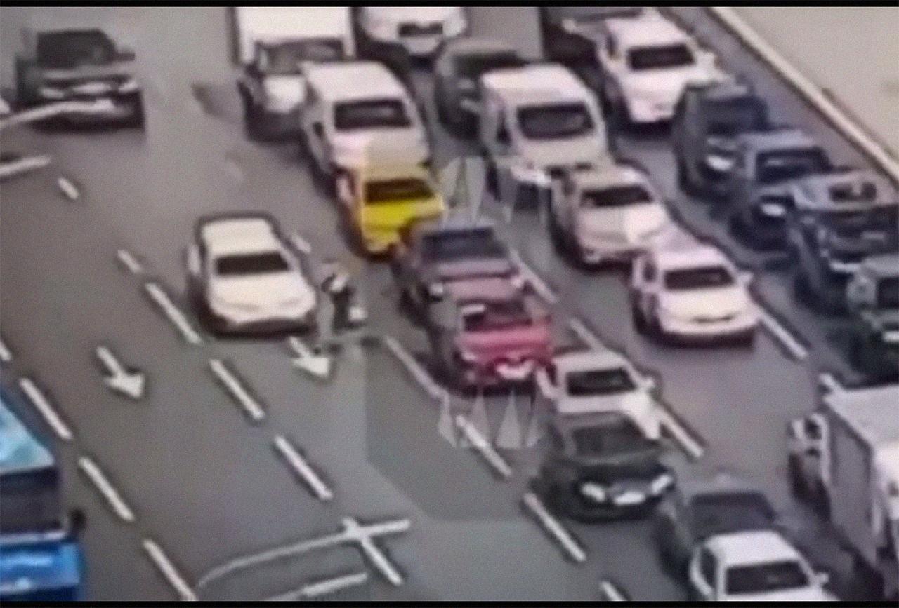 Наезд такси на сотрудника ДПС в Москве попал на видео