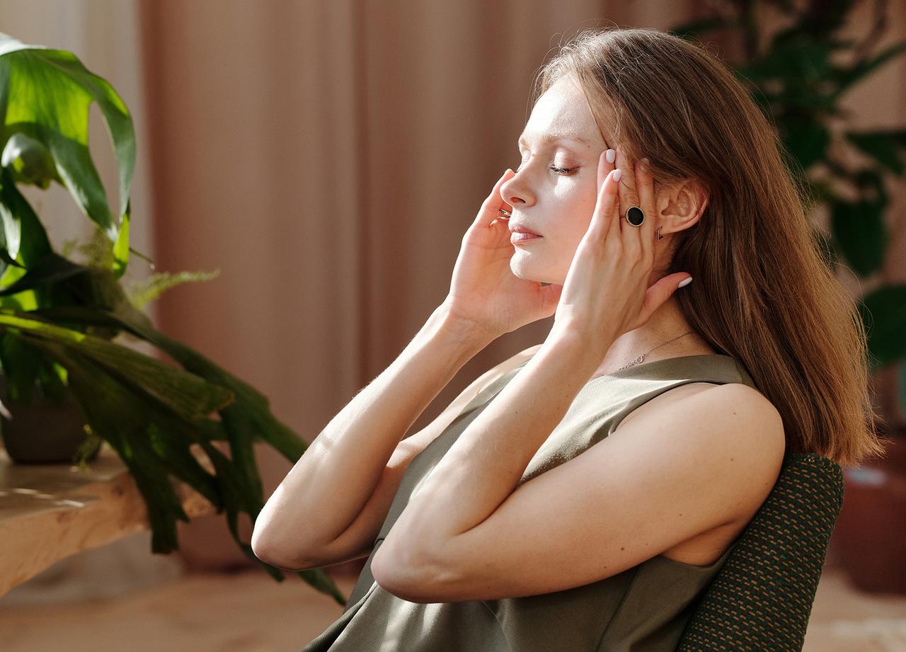 Терапевт рассказала об опасности головной боли после еды