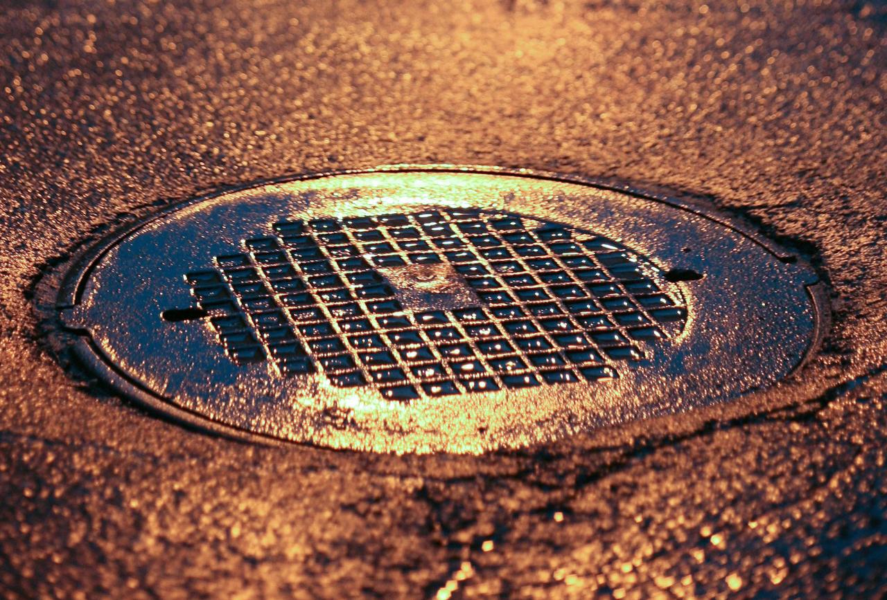 Воровавших канализационные люки мигрантов поймали в Подмосковье