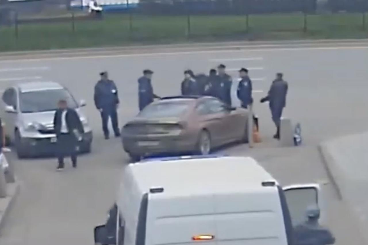 Боец ММА устроил потасовку с охранниками столичной парковки и попал на видео