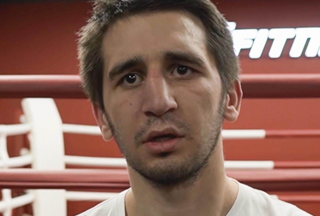 Скандально известного бойца ММА посадили под домашний арест