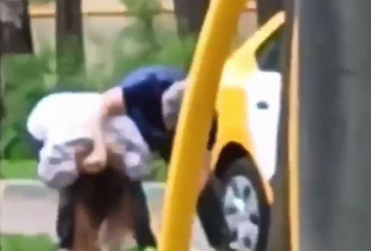 В Москве таксист оттаскал девушку за волосы и попал на видео