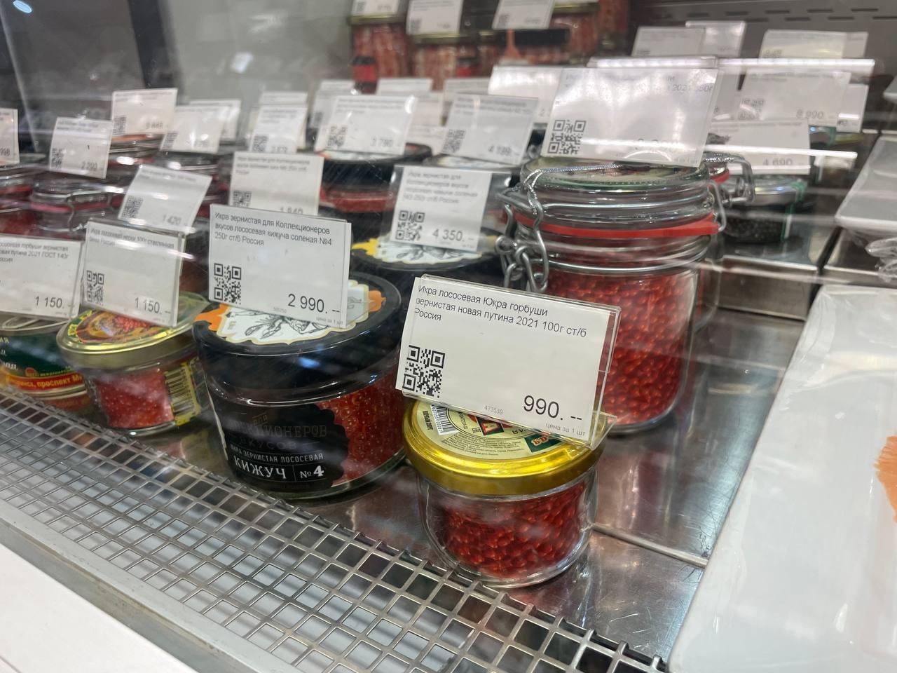 На прилавке популярной сети магазинов заметили муляжи продуктов