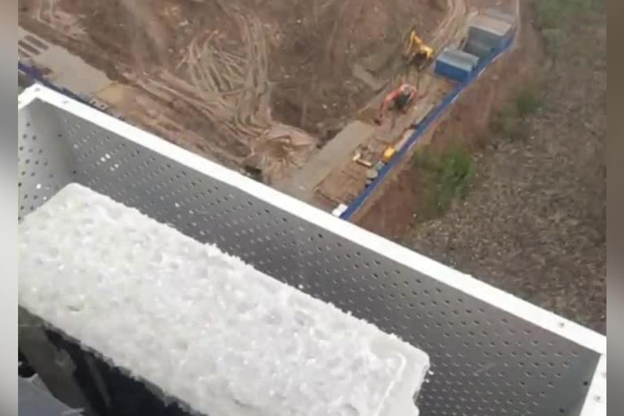 Сильный град обрушился на Москву и попал на видео