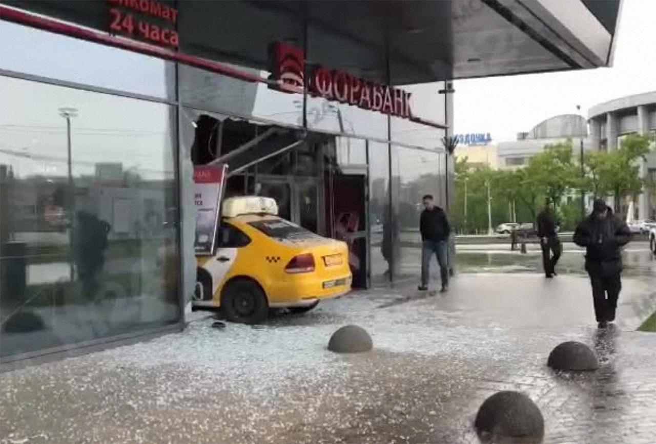 Автомобиль такси протаранил ТЦ в Москве и попал на видео