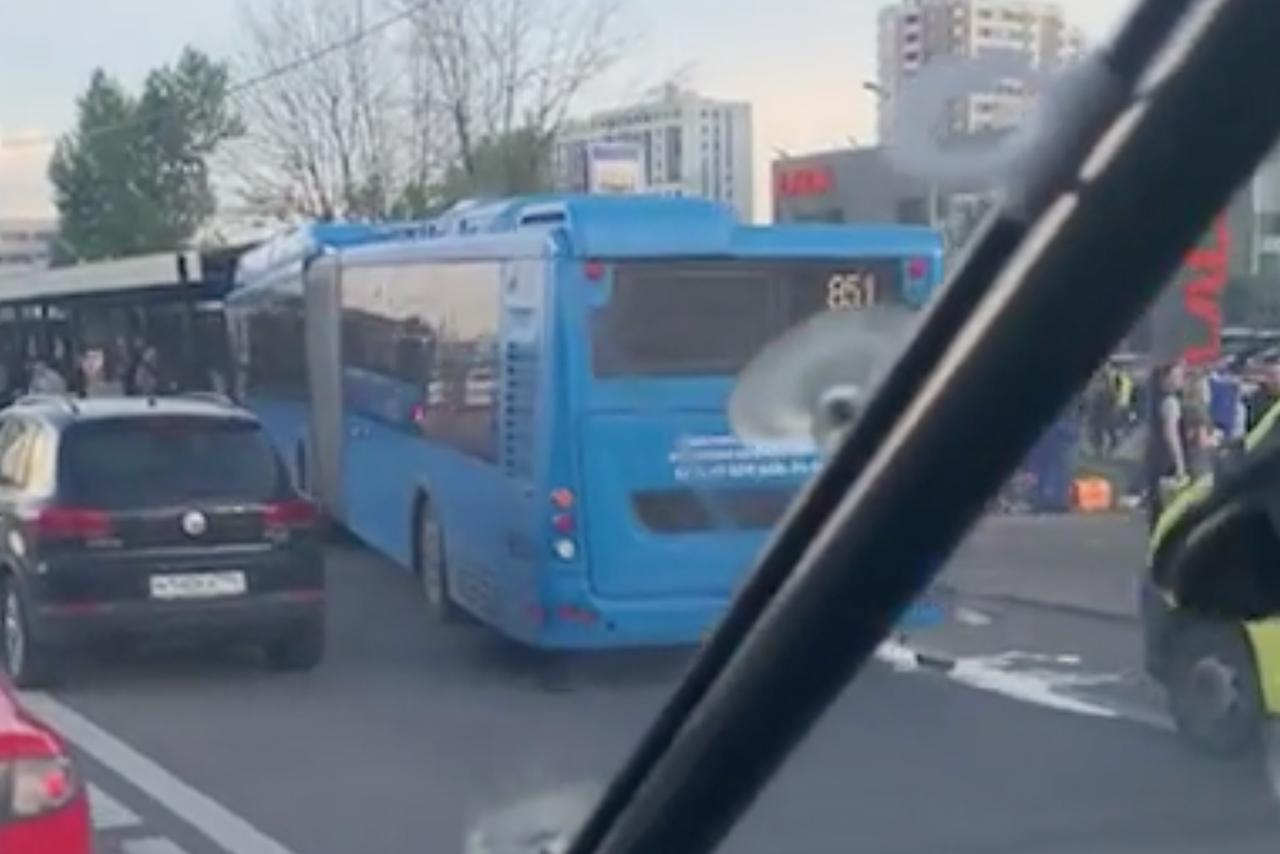 В Москве автобус протаранил остановку с людьми