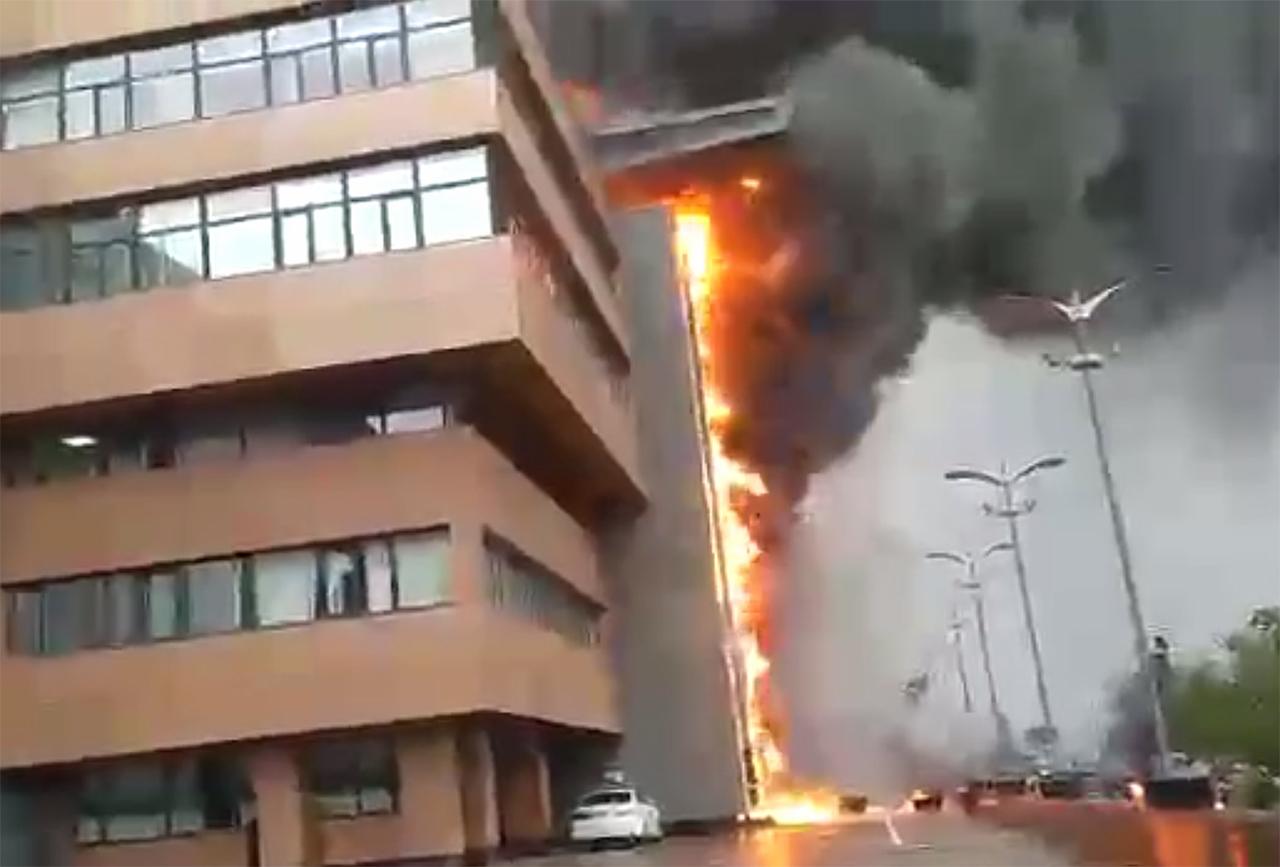 Названа предварительная причина крупного пожара в офисном здании в Москве