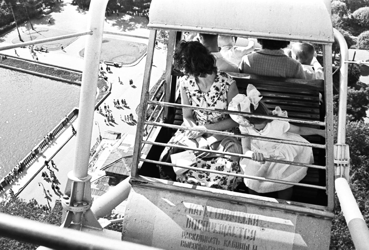 Москвичи вспомнили катание на колесе обозрения в СССР