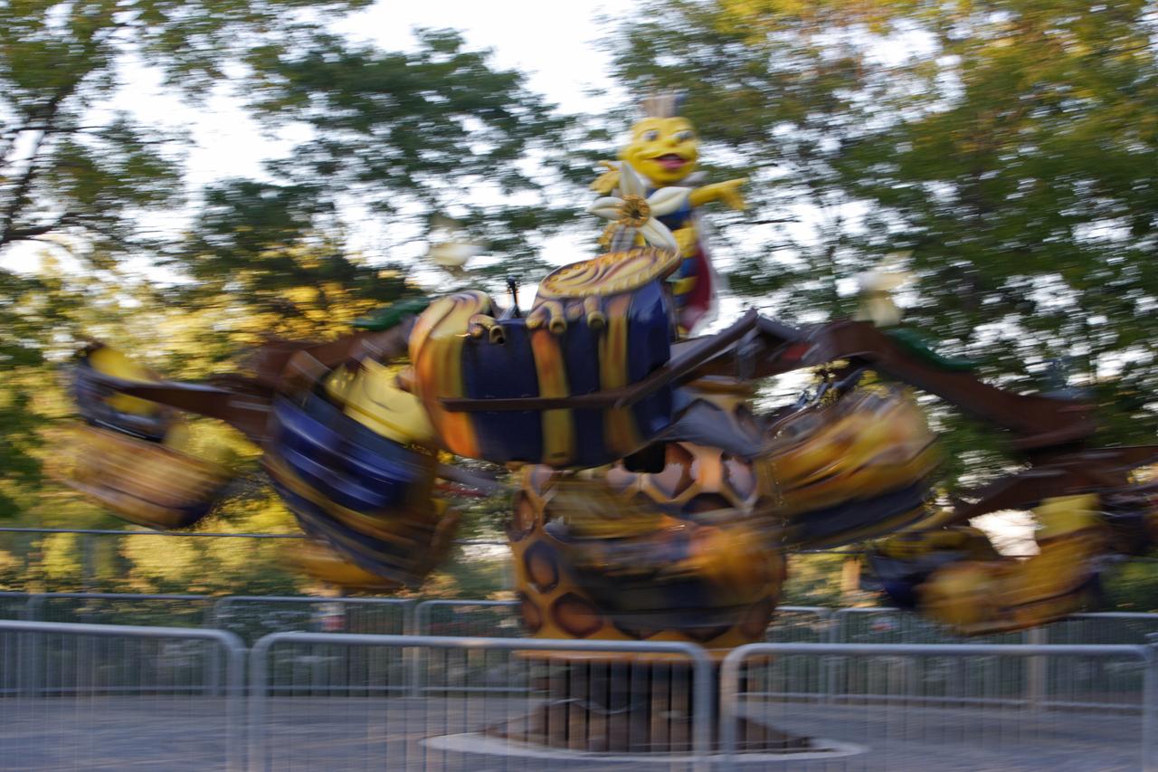 Названы причины превращения московских кладбищ в парки развлечений