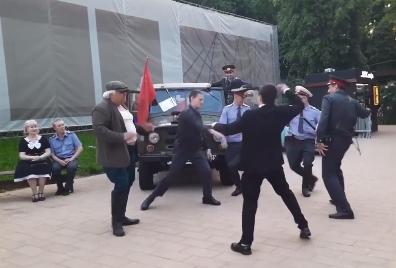 «Бешеные танцульки» милиционеров в Москве попали на видео