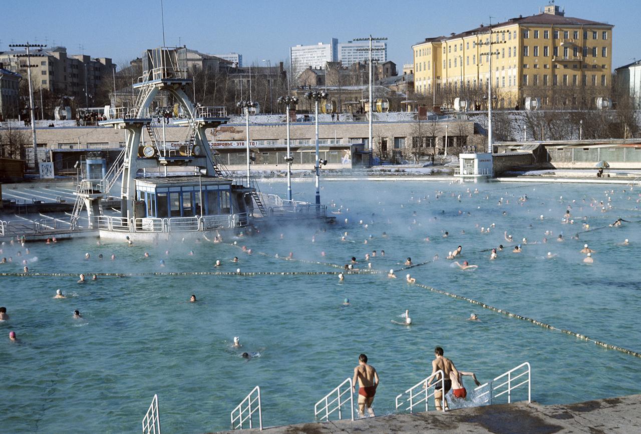 Москвичи обсудили популярный в СССР бассейн в центре города