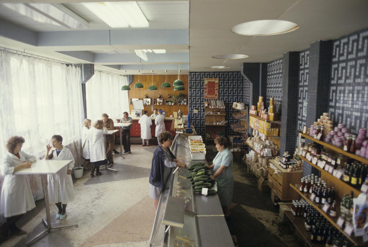 В сети вспомнили кафетерии без стульев в советской Москве