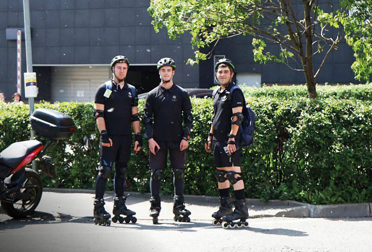 Московские контролеры парковок встали на ролики