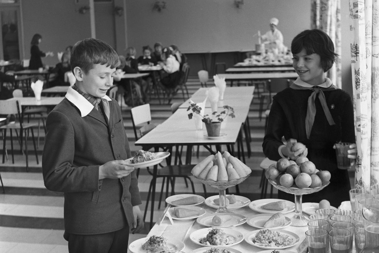 Москвичи поделились воспоминаниями о школьных столовых