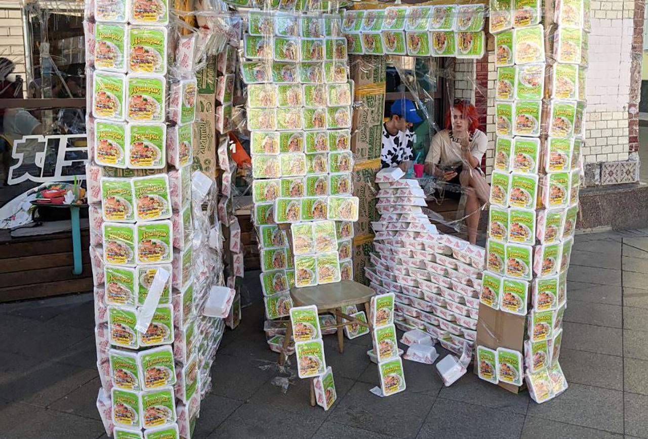 В Москве заметили трон из «Доширака»