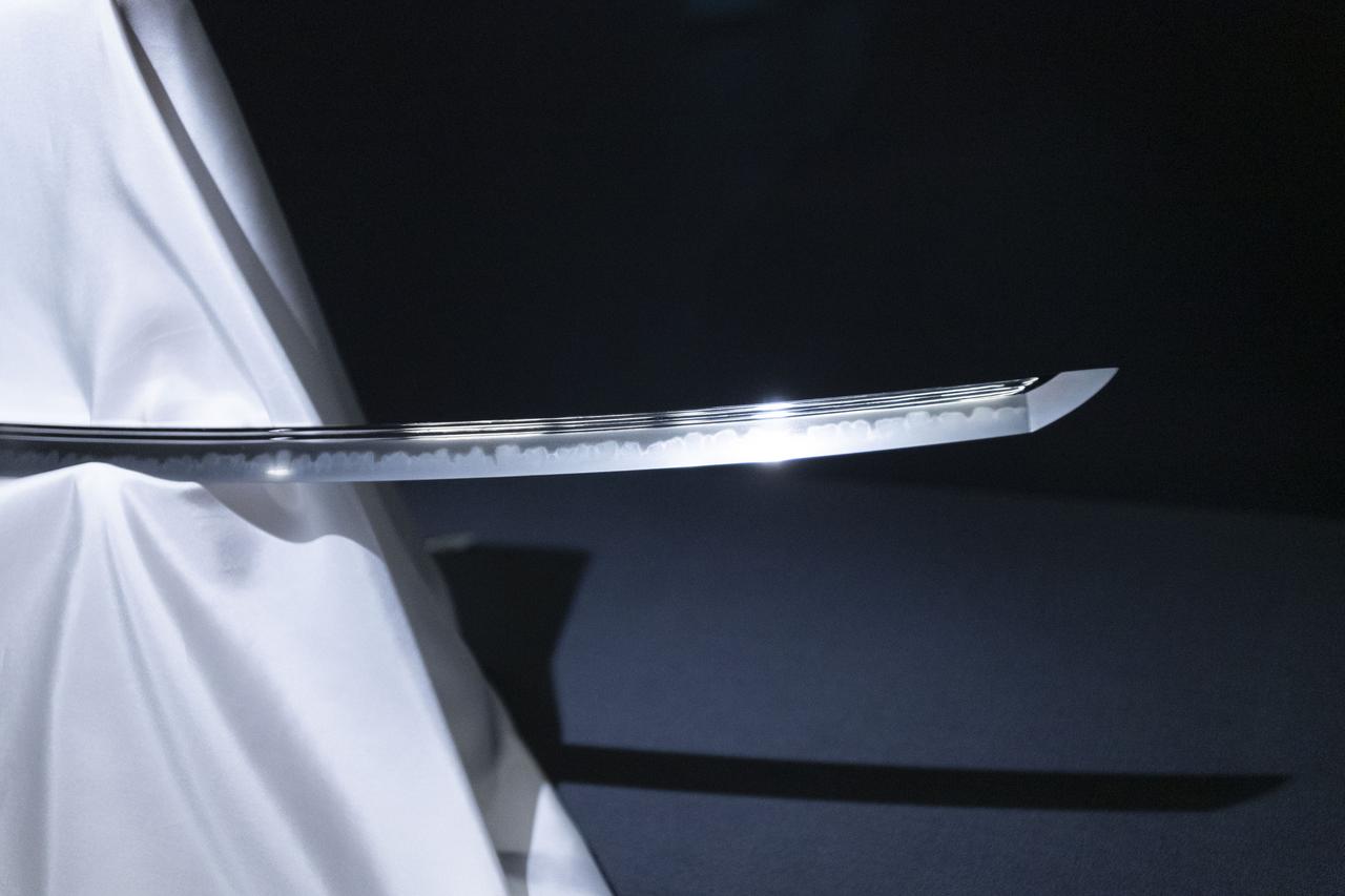 Пьяный мужчина украл коллекционный меч из кабриолета москвича