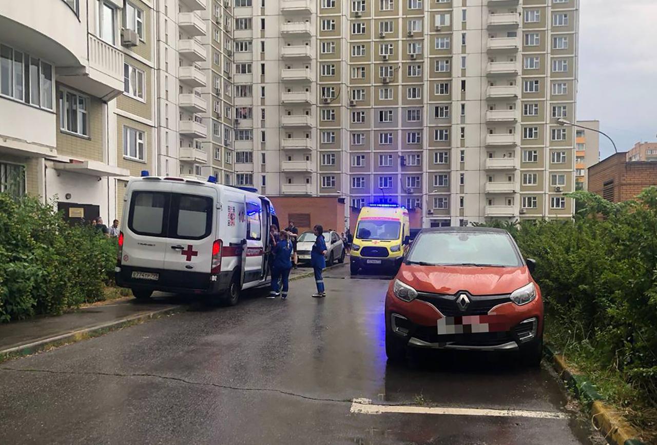 Двухлетний ребенок выпал из окна многоэтажки в Москве и погиб