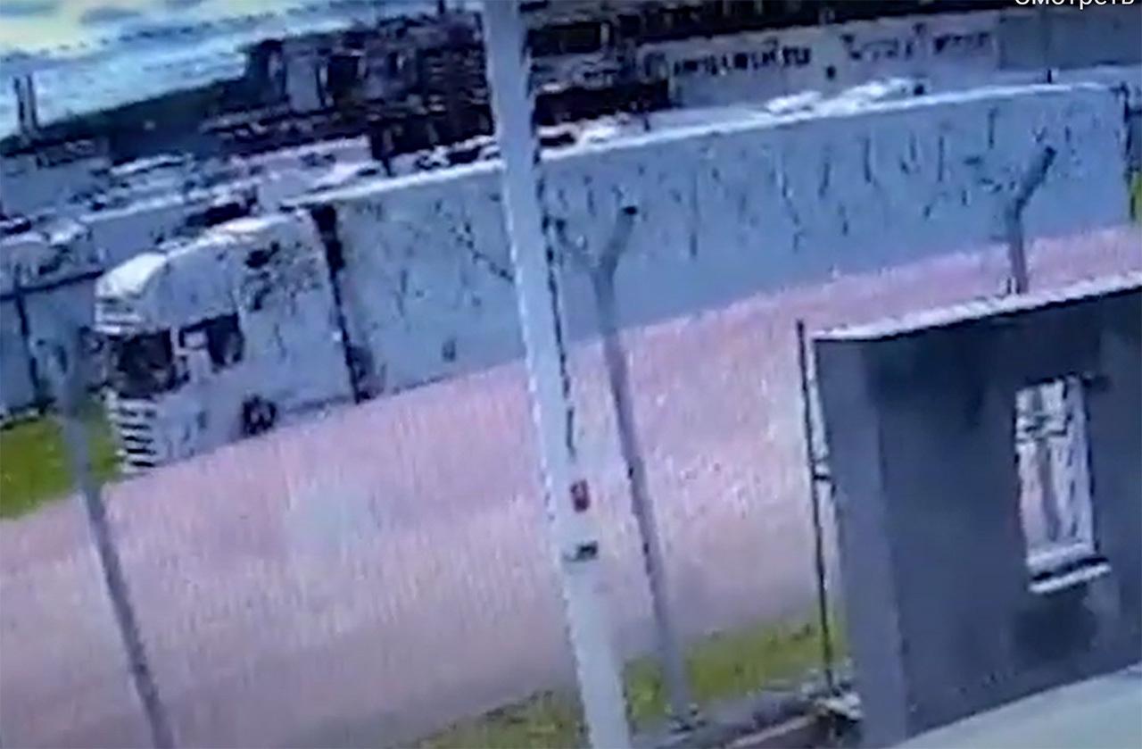 Угон дальнобойной фуры попал на видео