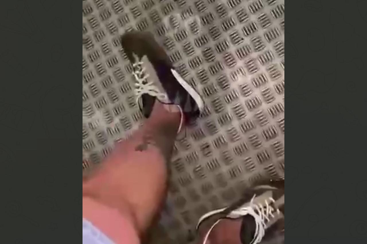 В Москве упавший лифт с человеком залило водой 