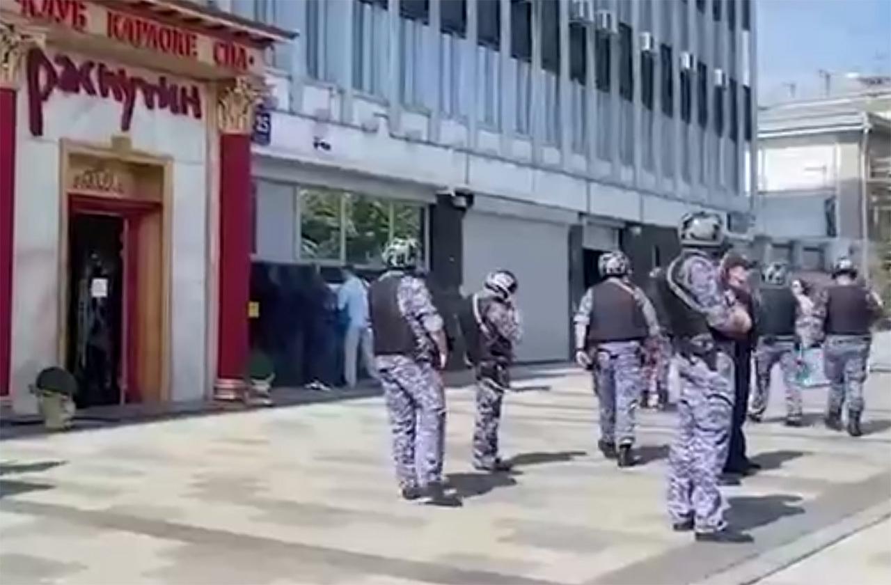 Массовый конфликт охранников произошел у легендарного мужского клуба в Москве