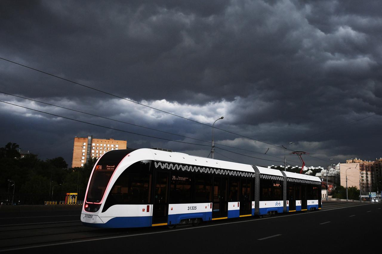 МЧС экстренно предупредило о ливнях с градом и шквалистом ветре в Москве
