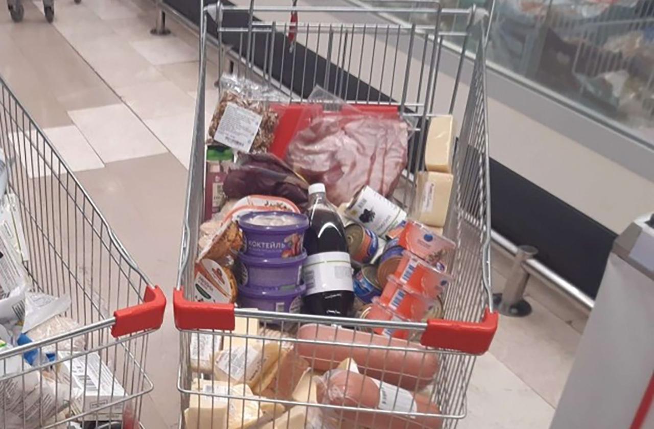 Опубликовано фото продуктовых тележек семьи Тепляковых