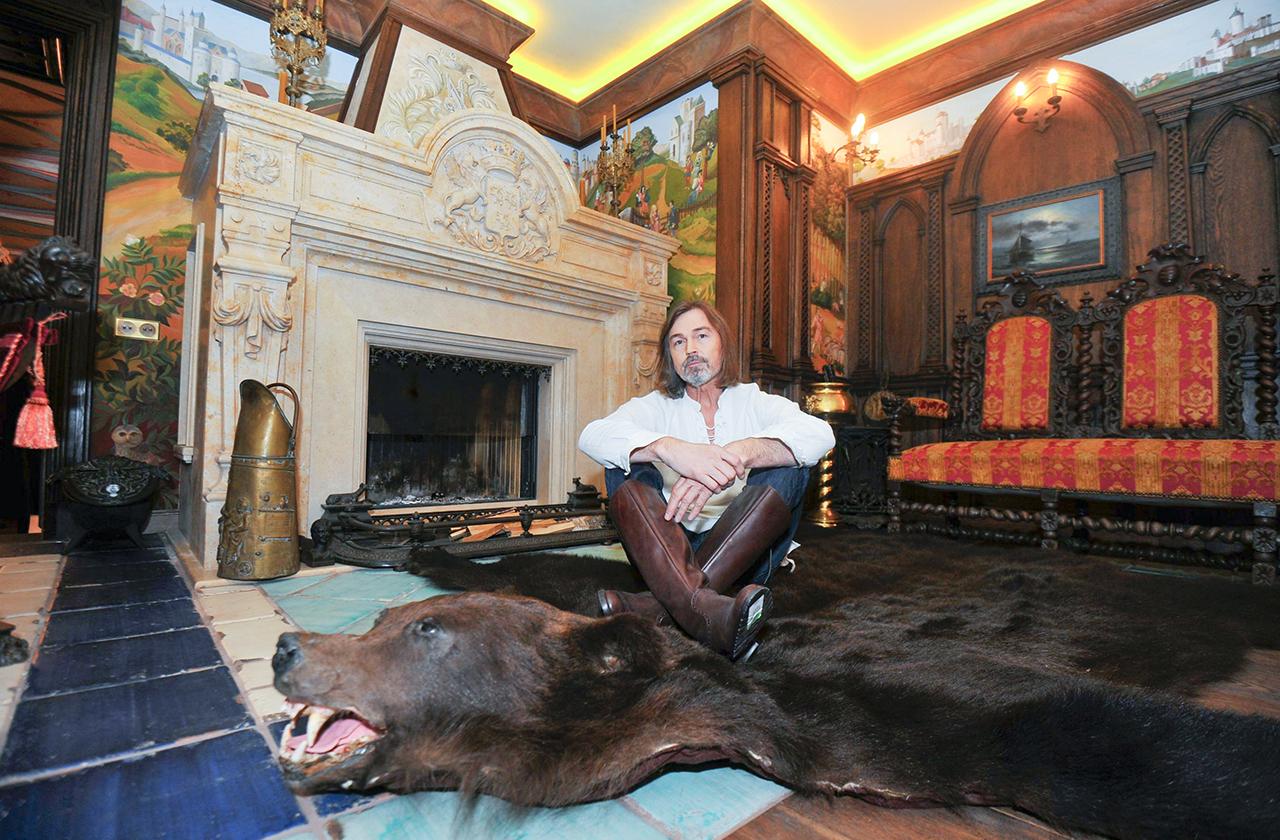 Известный художник разорился на покупке мебели в московскую квартиру 