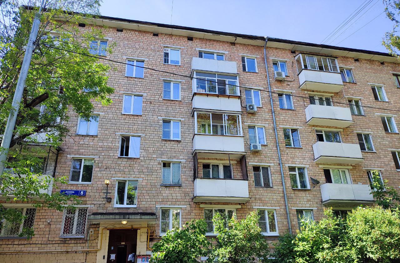 Водопад с потолка московской пятиэтажки попал на видео