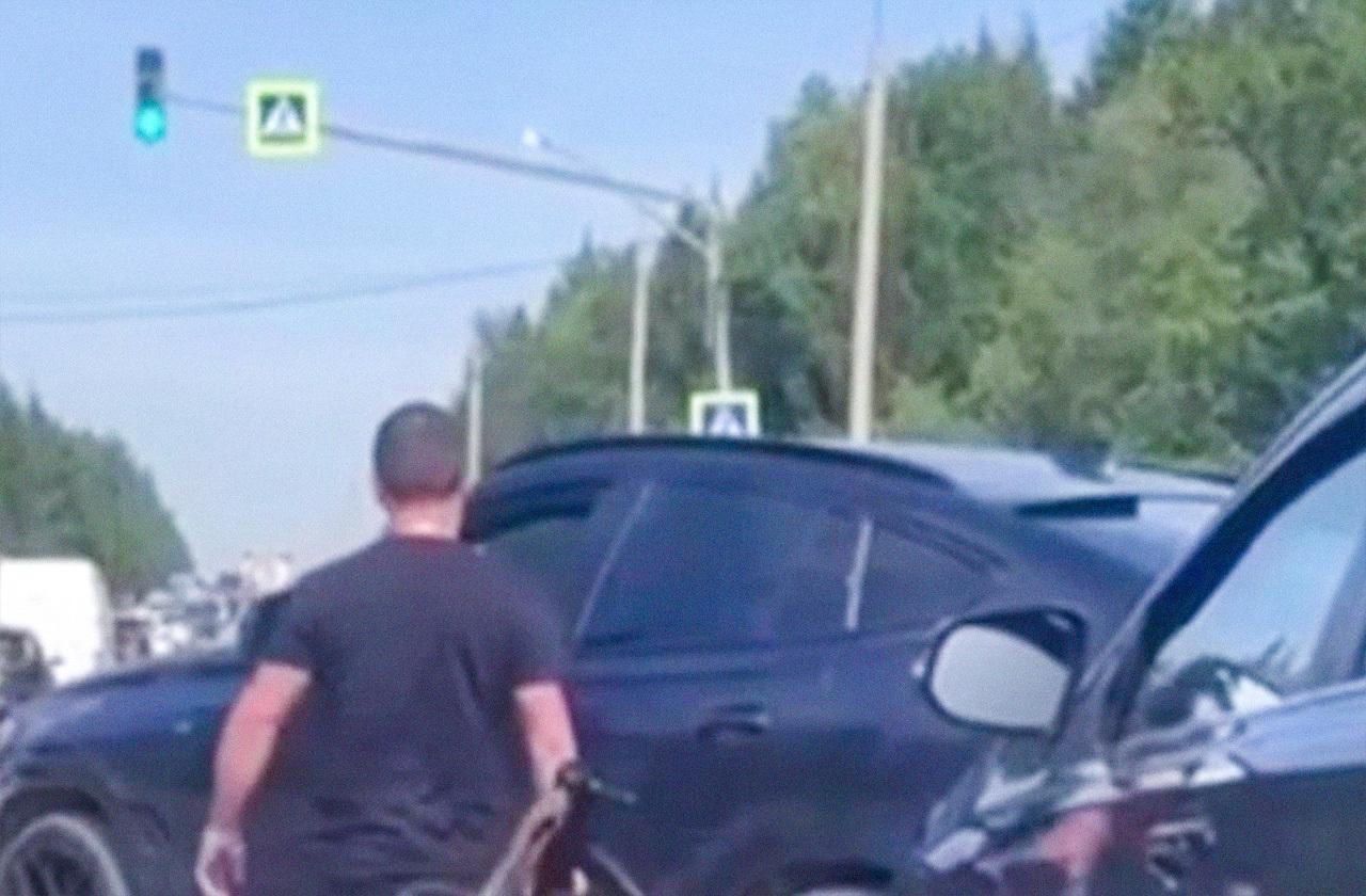 Конфликт вооруженного москвича с водителем авто попал на видео