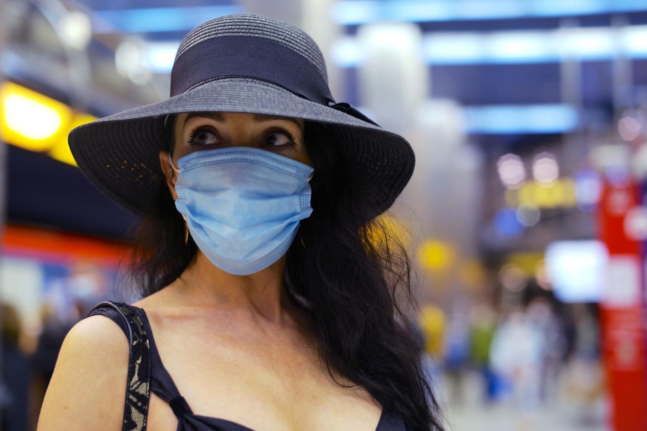 Москвичам вновь порекомендовали носить маски в общественных местах