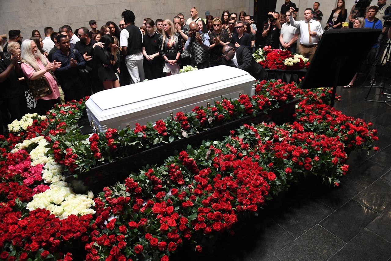 Мать Нарцисса выдвинула версию об убийстве сына и вновь перенесла его похороны