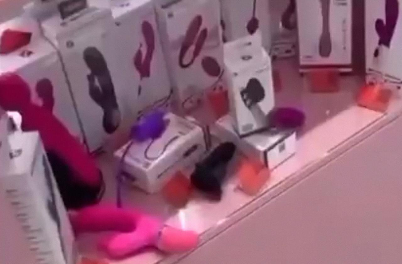 В сети осудили продажу товаров для взрослых в магазинах косметики