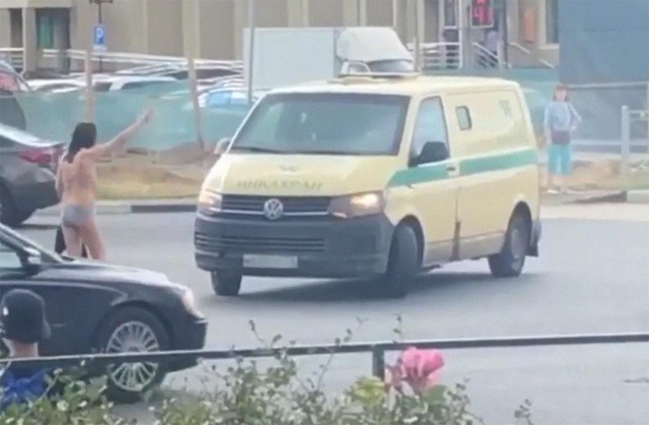 Женщина топлес вышла на проезжую часть в Подмосковье и попала на видео