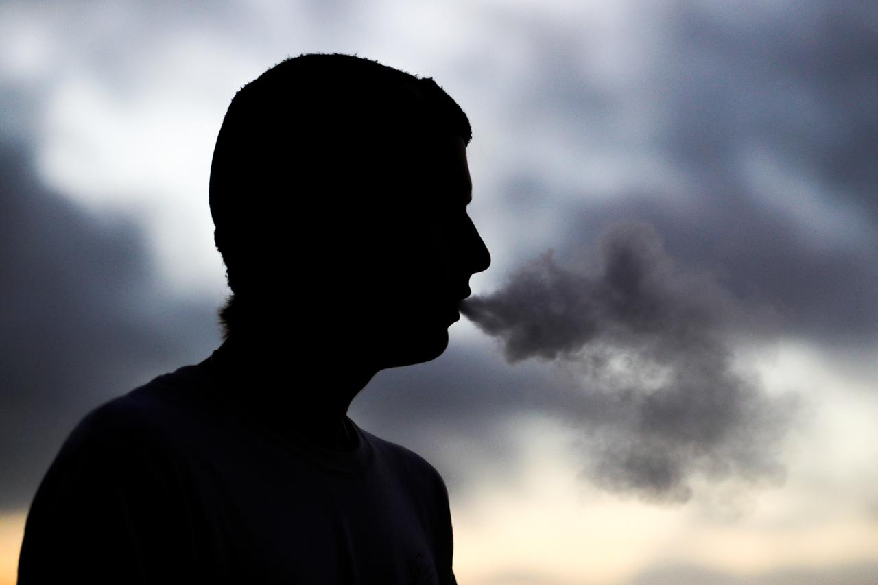 Иностранцы продавали москвичам опасные электронные сигареты