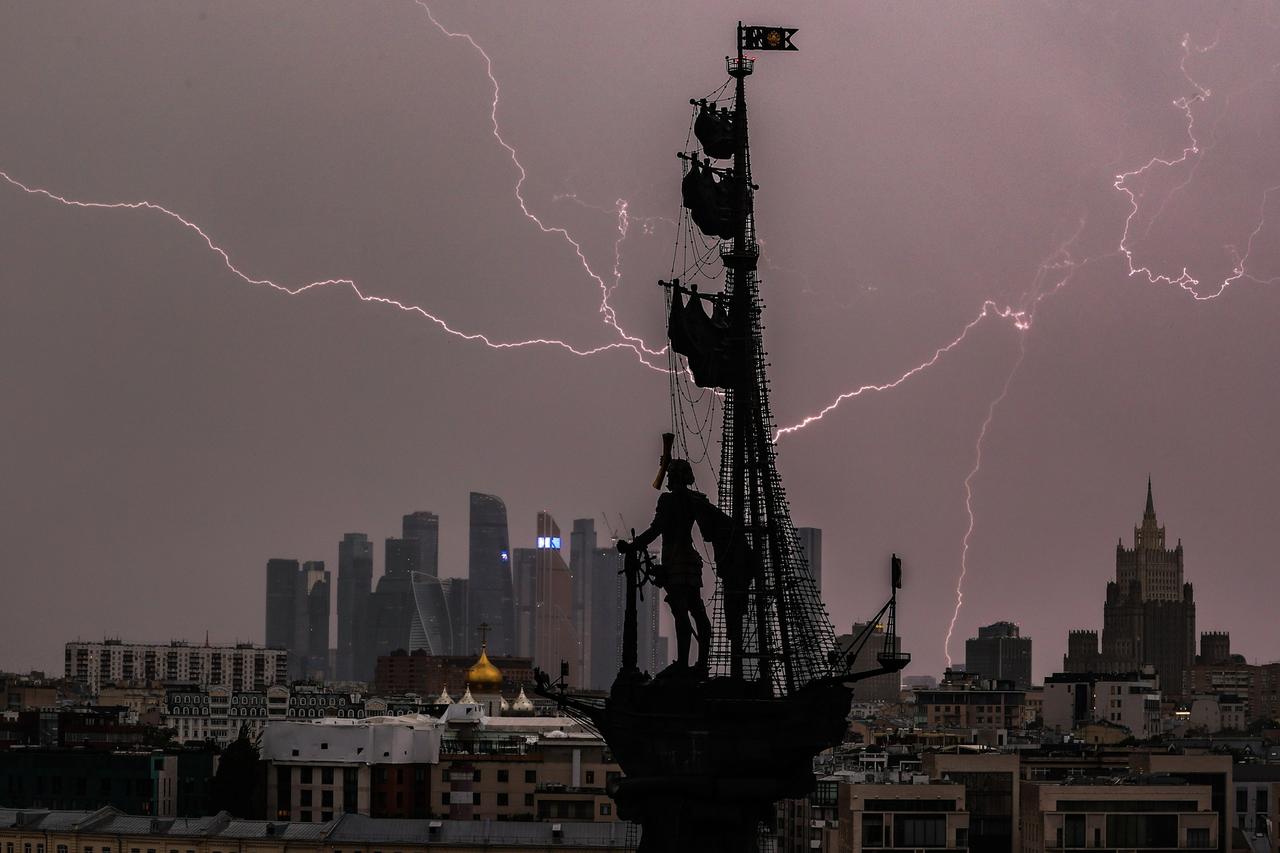 МЧС экстренно предупредило москвичей о грозе с градом и сильном ветре
