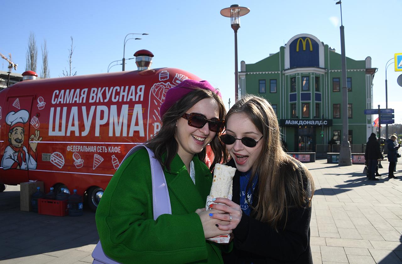 Доходы москвичей в пересчете на шаурму оказались самыми высокими в стране