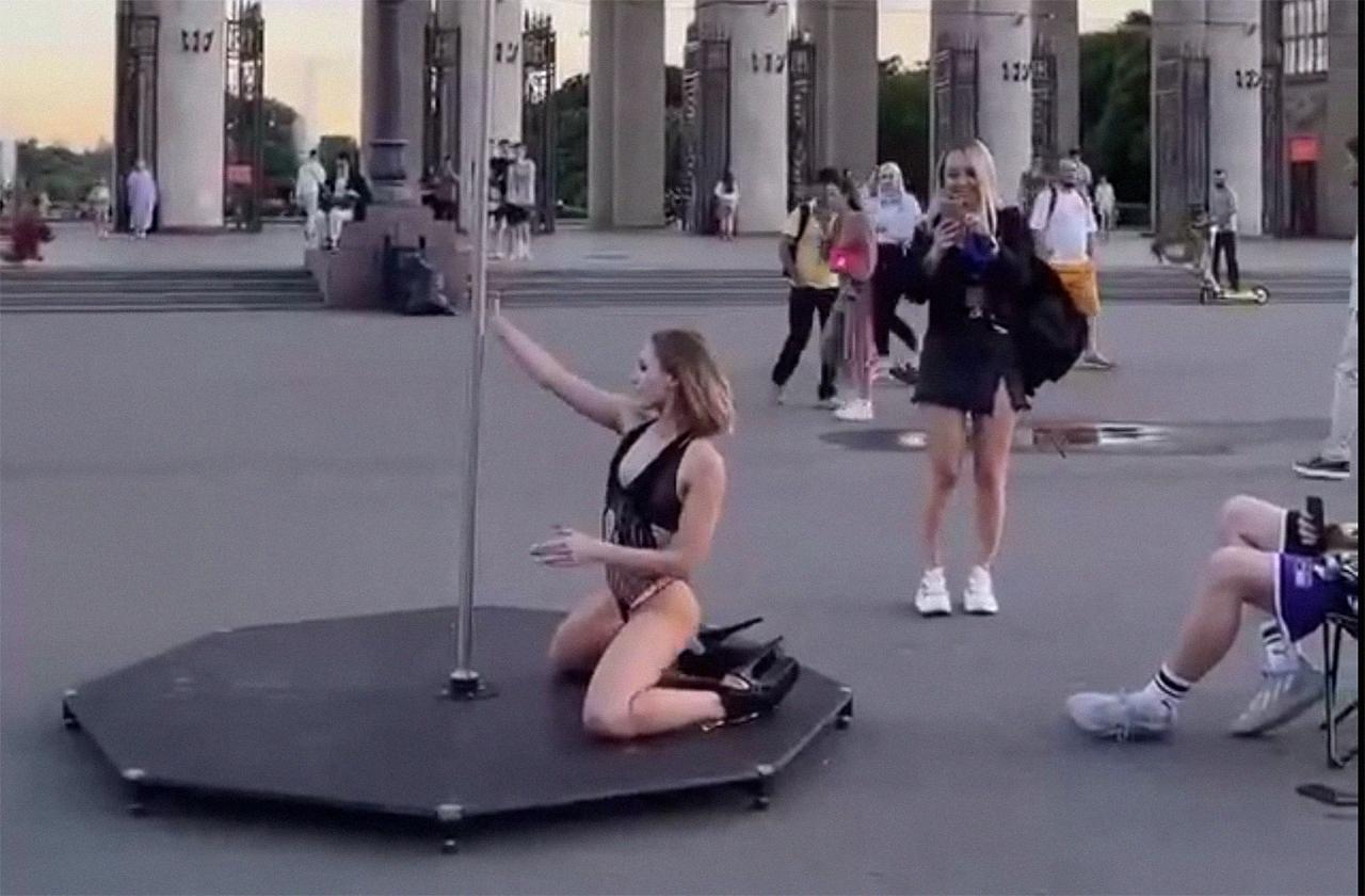 Эротические танцы на шесте у Парка Горького в центре Москвы возмутили россиян