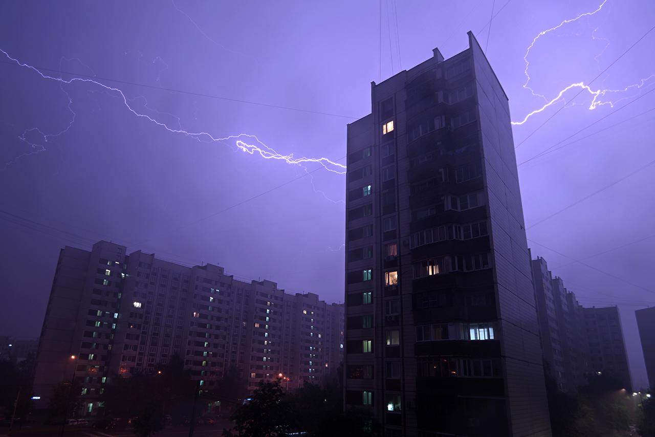 МЧС выпустило экстренное предупреждение о грозе и ветре