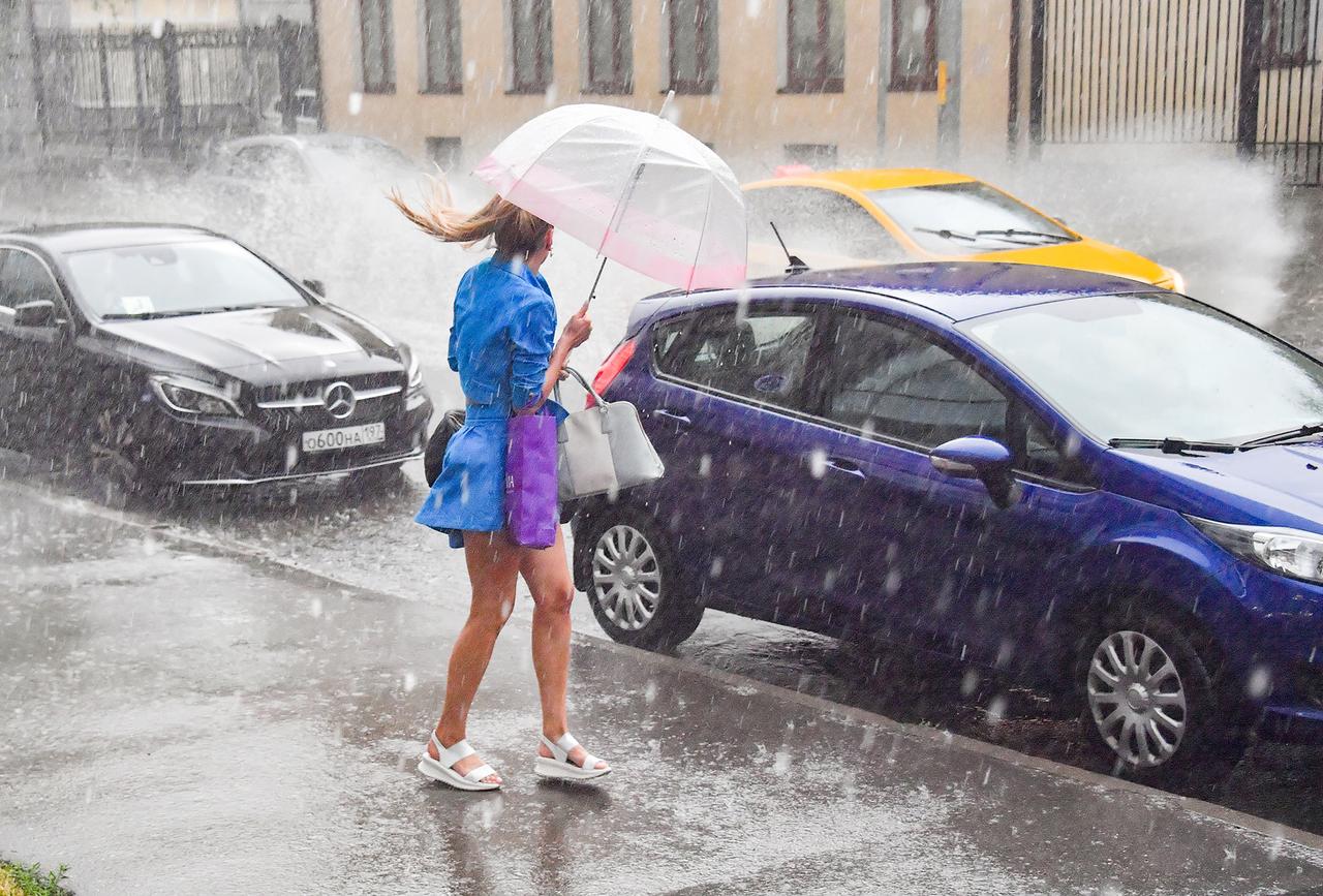 Москвичей предупредили о грозе и сильном ветре