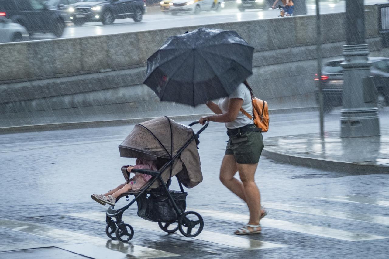 МЧС экстренно предупредило о ливне и грозе в Москве