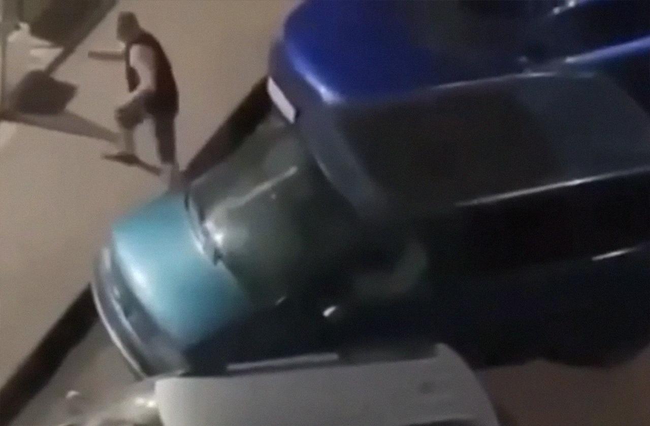 Массовая порча припаркованных автомобилей в Подмосковье попала на видео