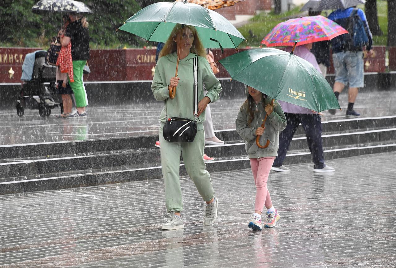 Москвичей предупредили об опасности детских прогулок из-за непогоды в среду