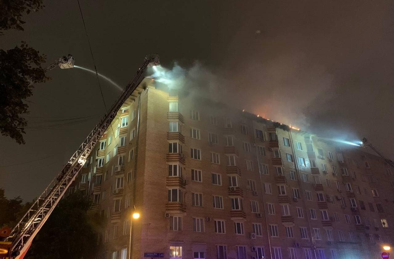Из жилого дома в центре Москвы при пожаре эвакуировали 400 человек