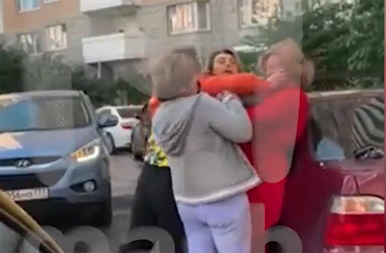 Массовая драка женщин в Москве попала на видео