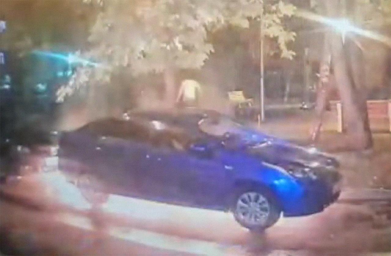 Поджог автомобиля на парковке в Москве попал на видео