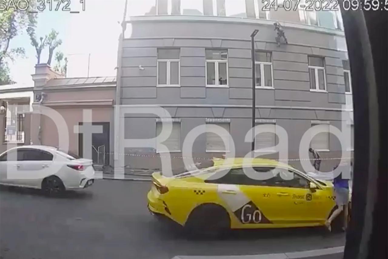 Таксист сбил подростка в центре Москвы и попал на видео