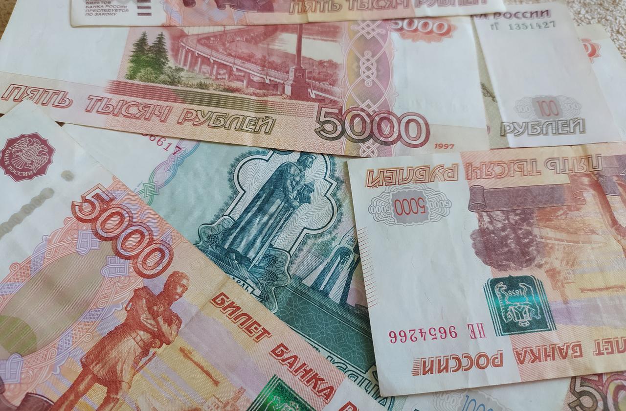 Пенсионерка выбросила в окно сотни тысяч рублей в Москве